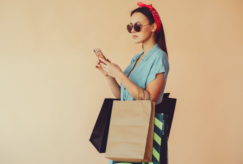 E-Shop-versus-Bricks-Mortar.jpg
